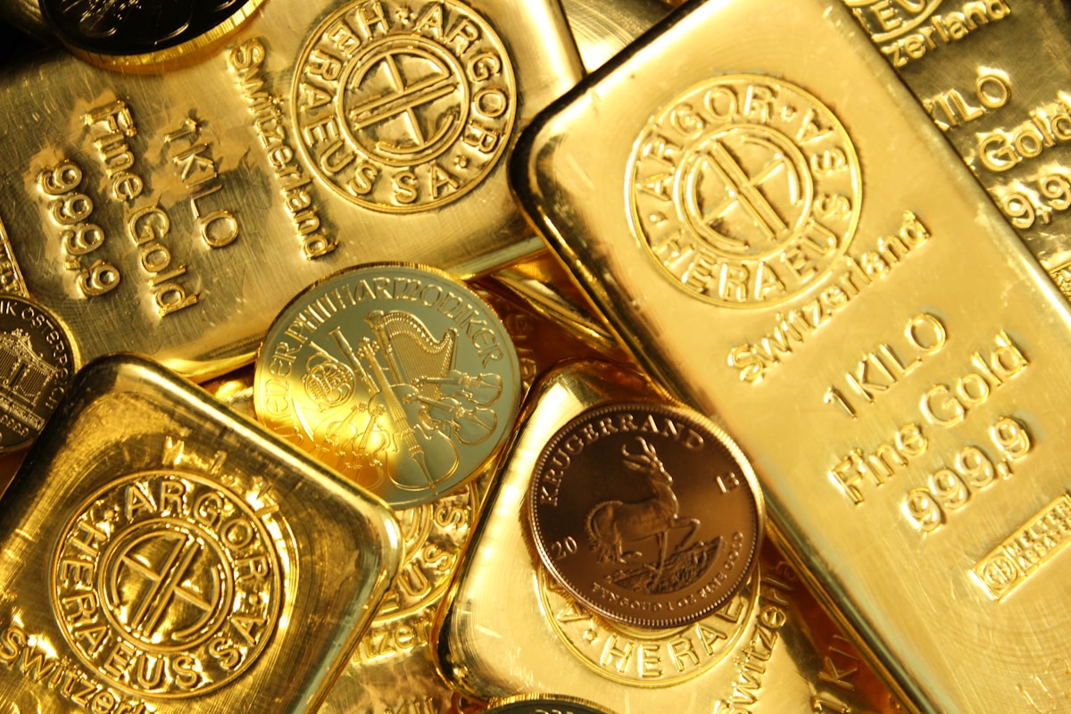 Lingots et pièces d'or brillants, symboles de richesse et de valeur.