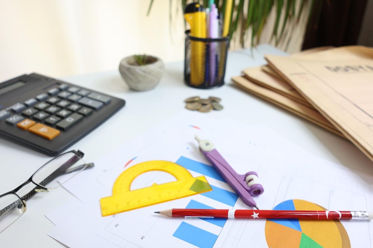 Bureau de travail avec outils de bureau et documents.
