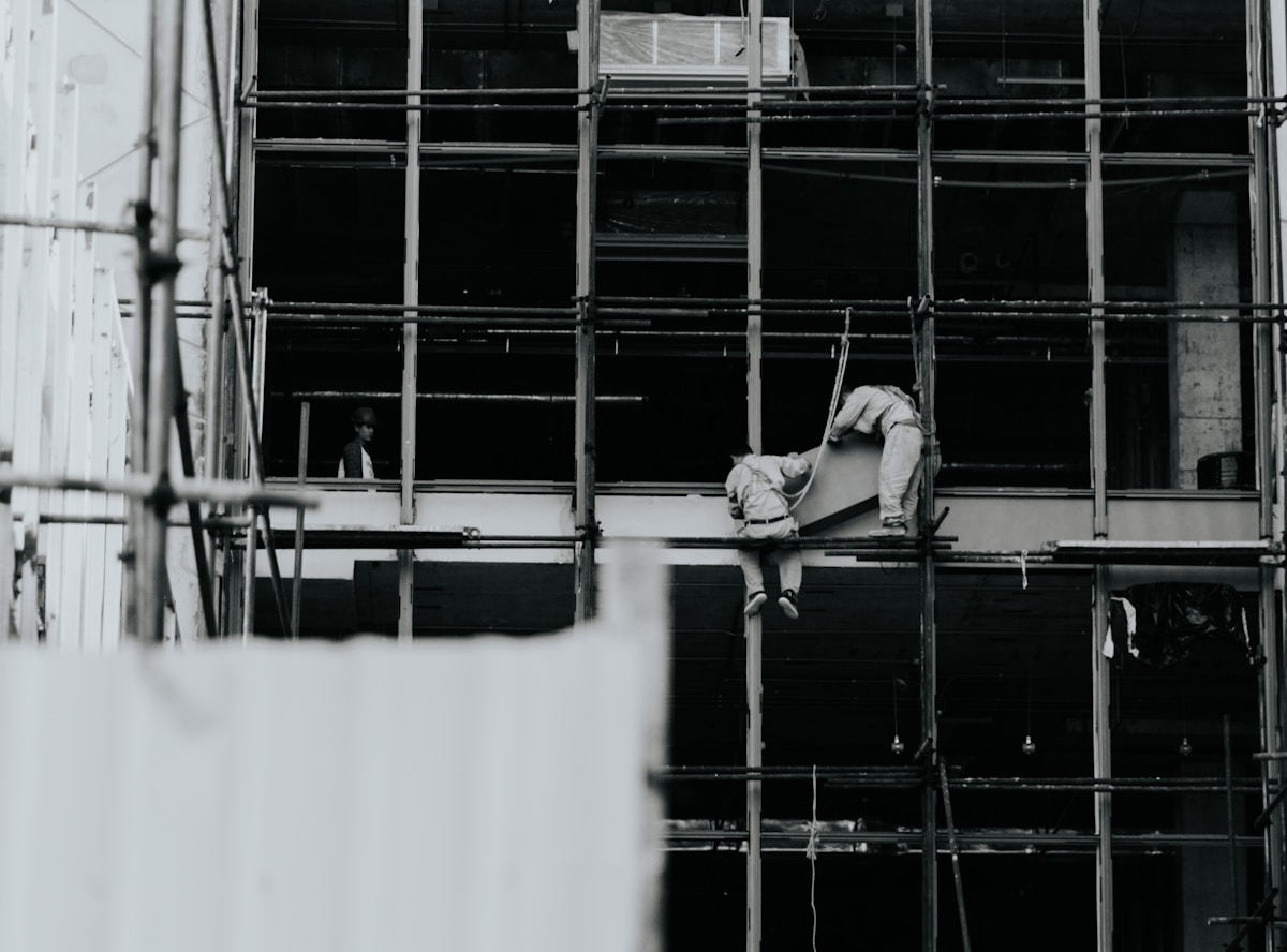 Un bâtiment en construction sur une photo noir et blanc.