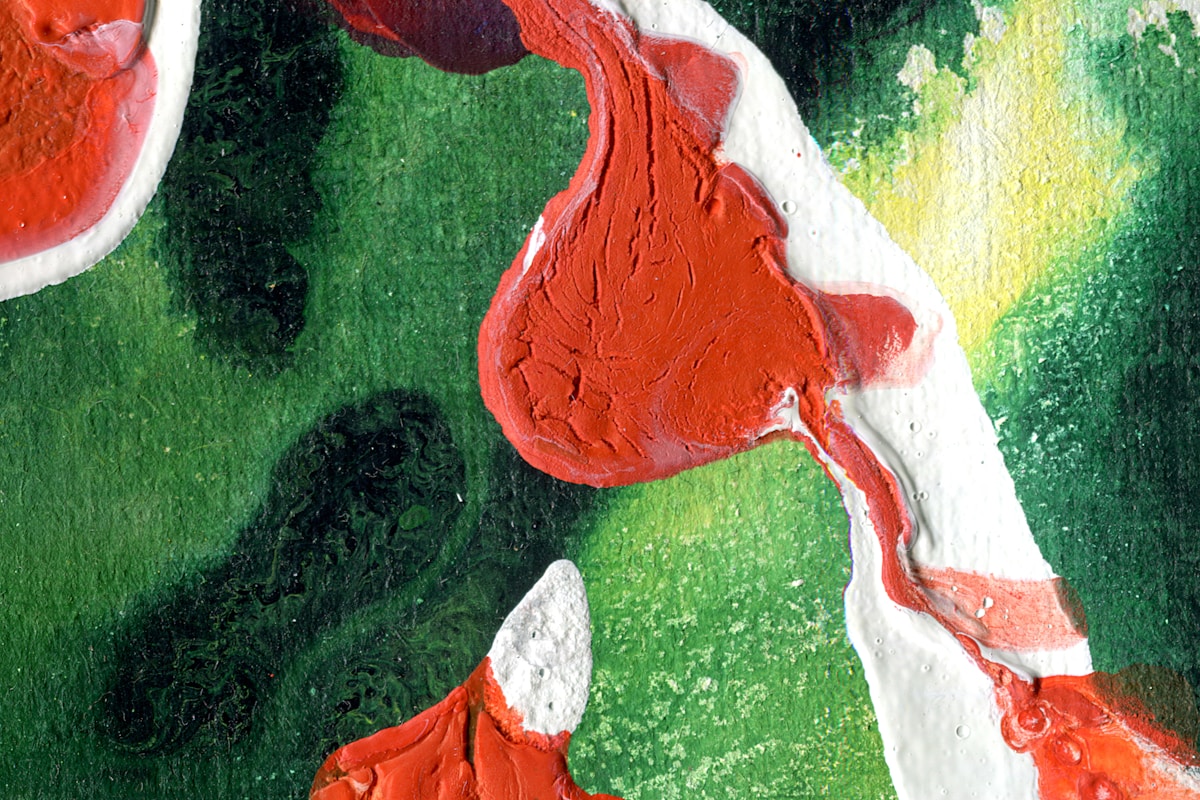 Une peinture aux couleurs rouge et verte.
