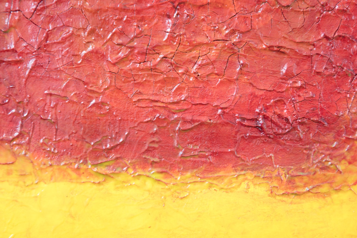 Une peinture aux couleurs jaune et rouge.