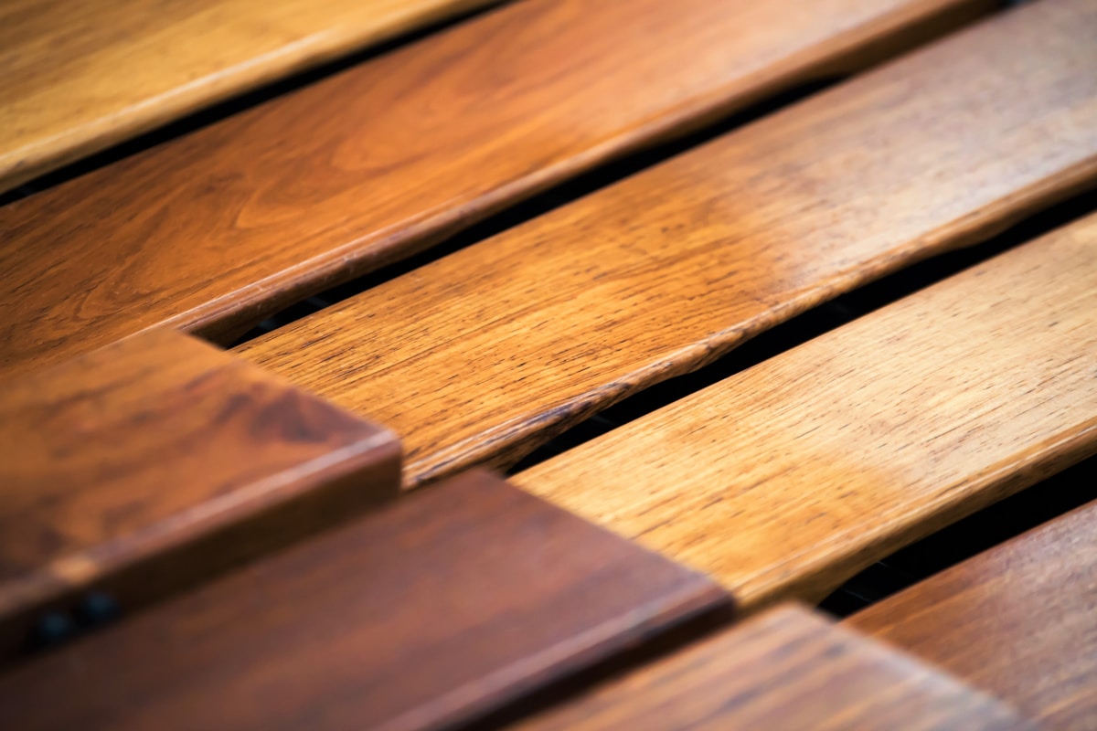 Planches de bois de couleur chaude, motif de lignes diagonales.