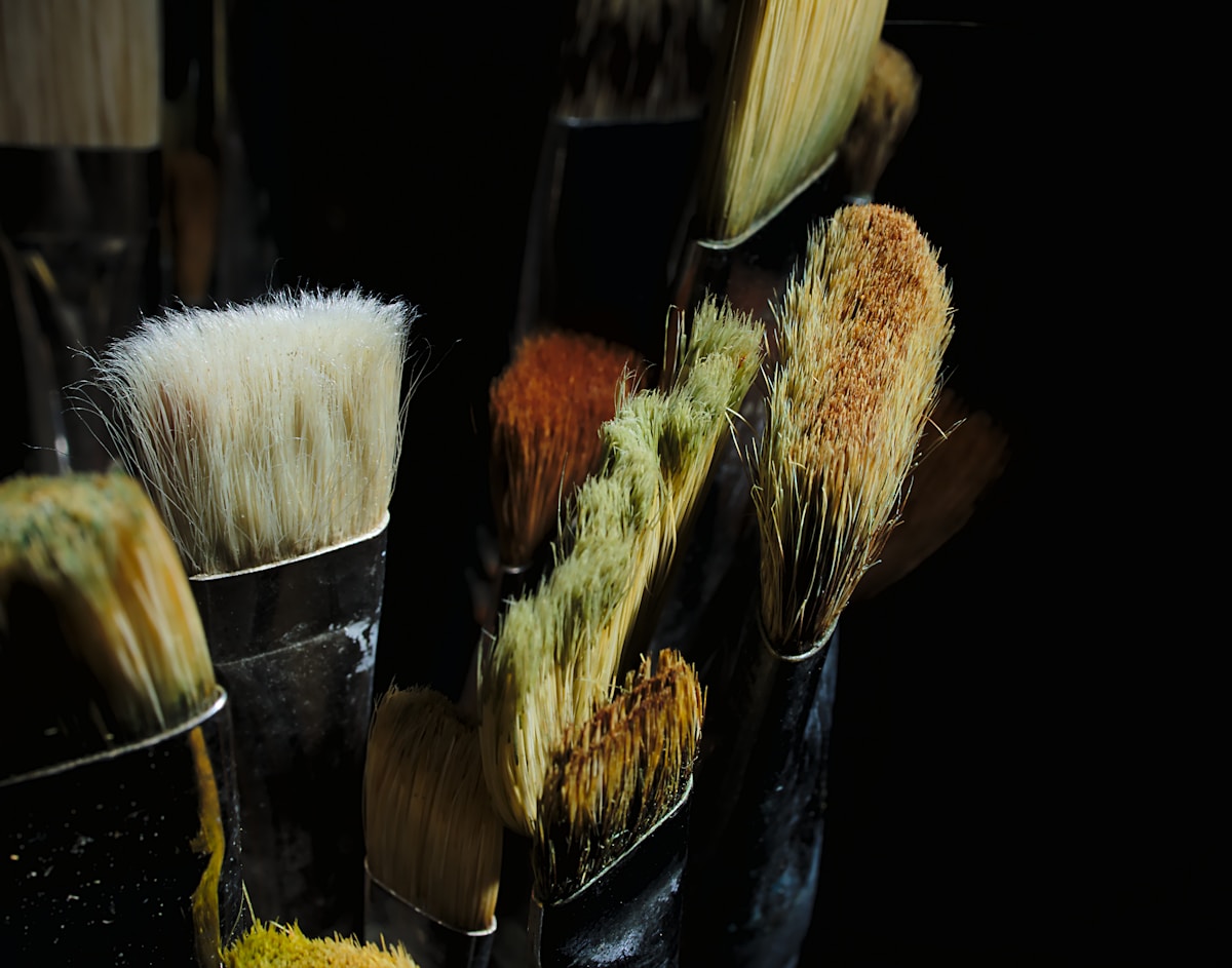 Pinceaux de maquillage variés, textures et couleurs.