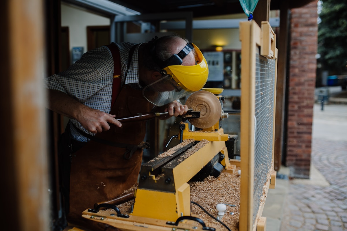 Ouvrier utilisant une machine à bois pour travailler du bois.