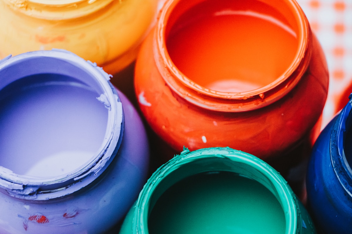 Pots de peinture de couleurs vives - bleu, vert, orange.