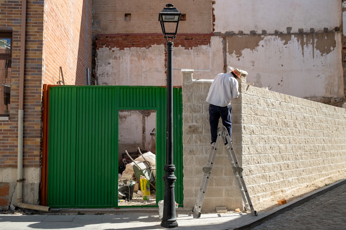 Réparation d'un mur en briques avec un échafaudage.
