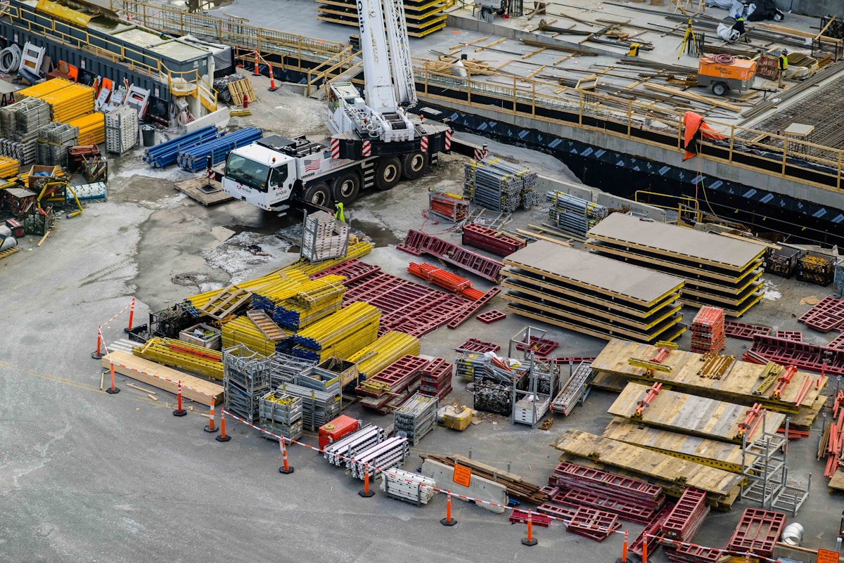 Chantier de construction avec de nombreux équipements et matériaux.