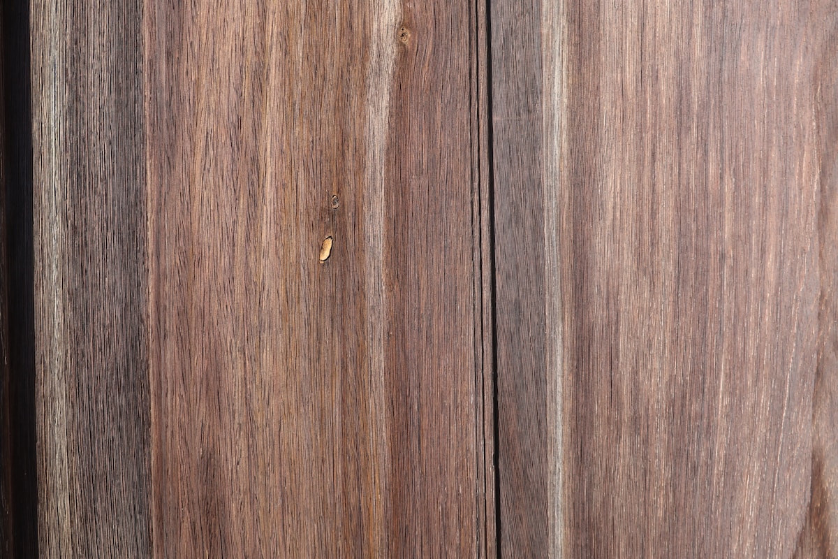 Gros plan sur des planches de bois usées avec un grain vertical.