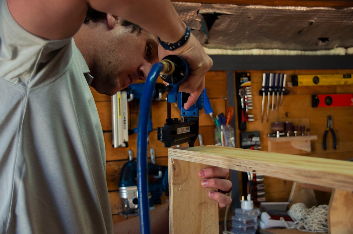 Un homme travaillant sur un morceau de bois.