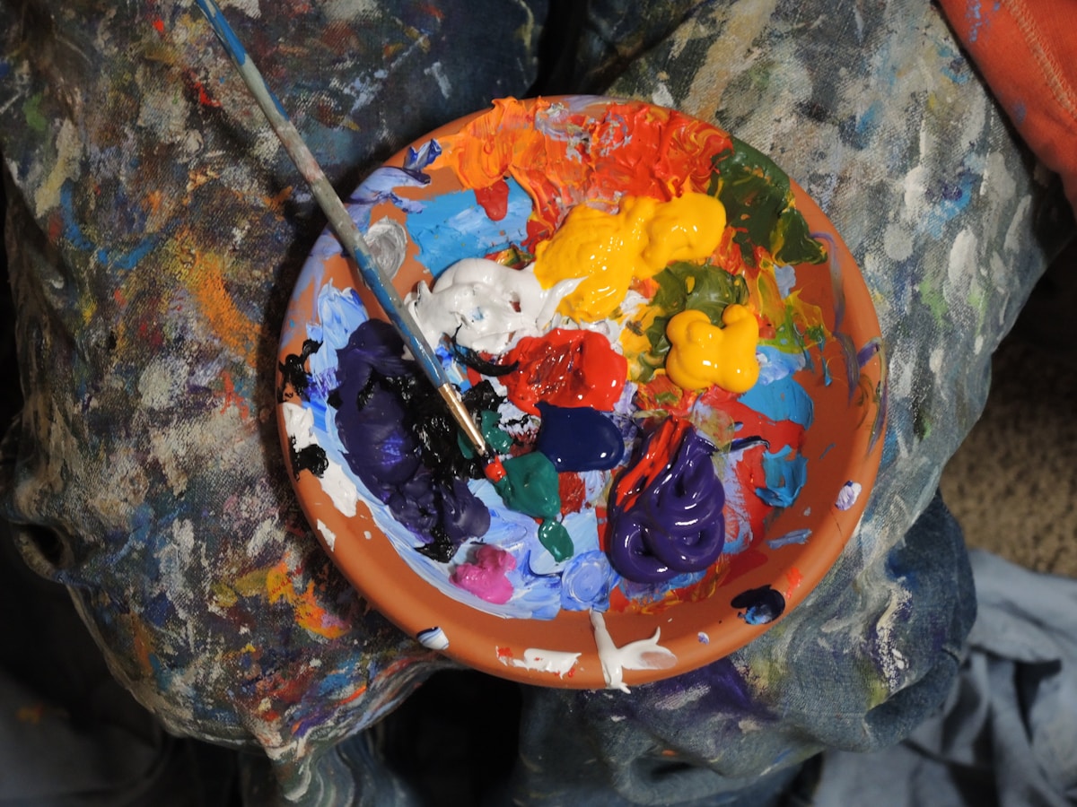 Palette de couleurs vives, peinture à l'huile abstraite, mélange de teintes chaudes et froides.