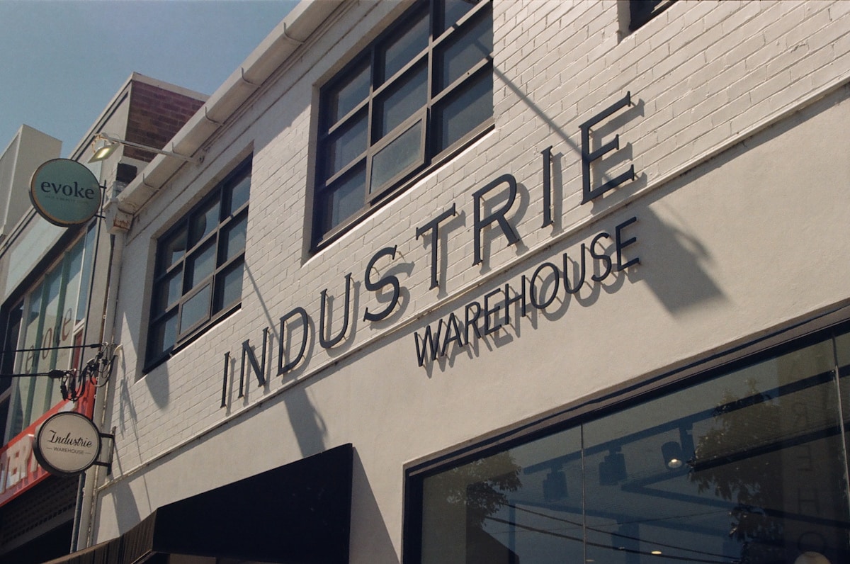 The image shows the exterior of the industrie warehouse.