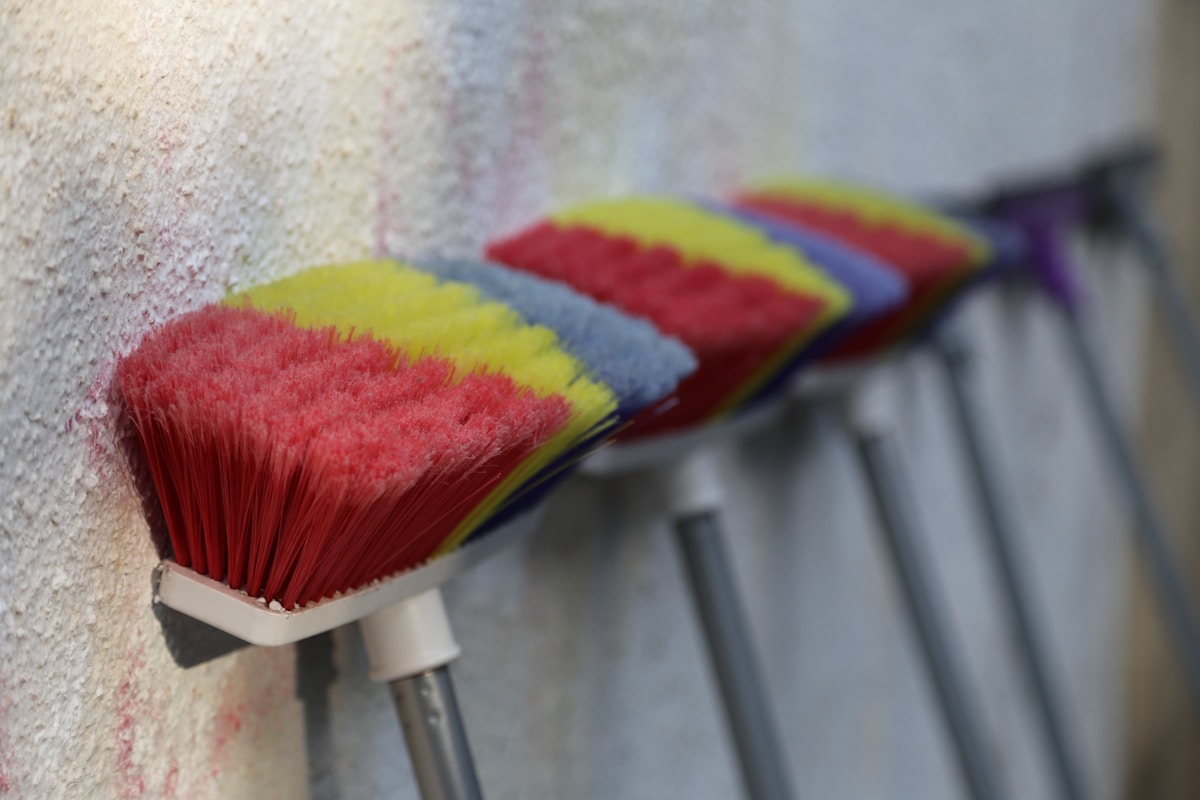 Brosses de couleurs vives, outils de nettoyage et de peinture.