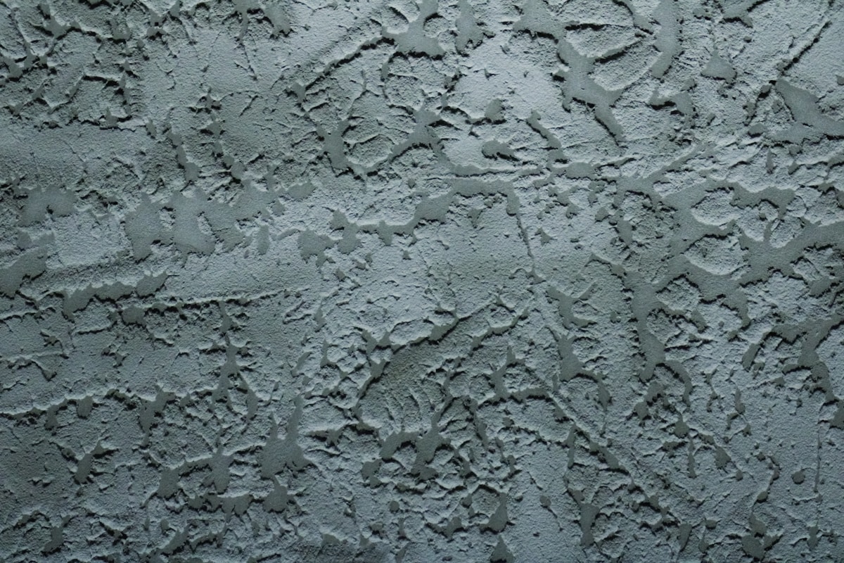 Un mur avec de la peinture.