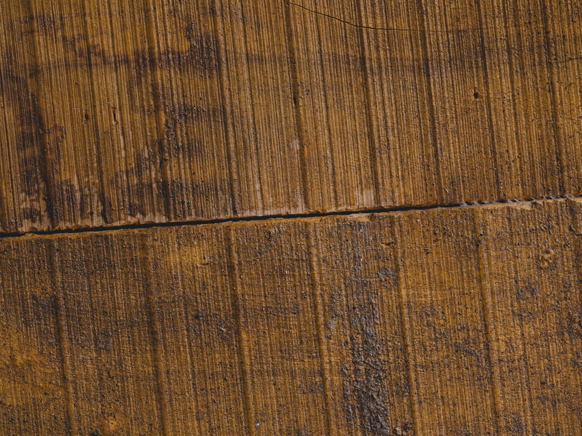 Gros plan de planches de bois usées avec un grain visible.
