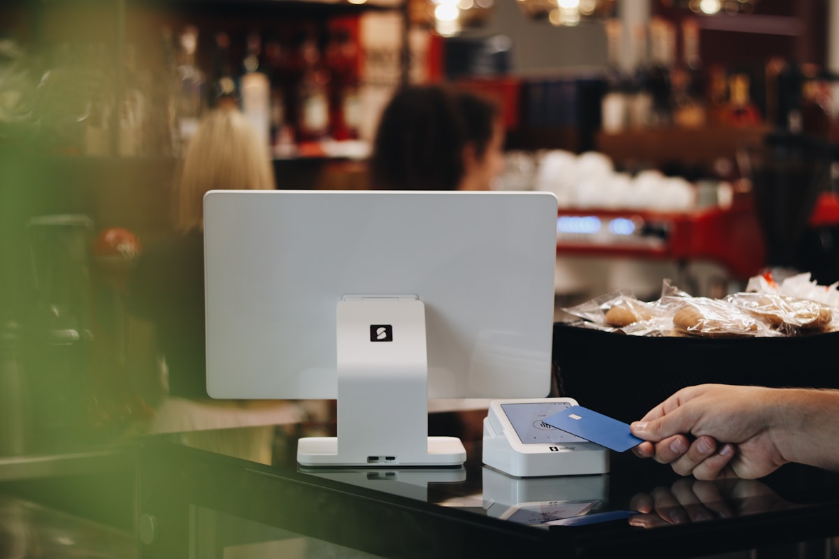 Caisse enregistreuse avec terminal de paiement dans un magasin.