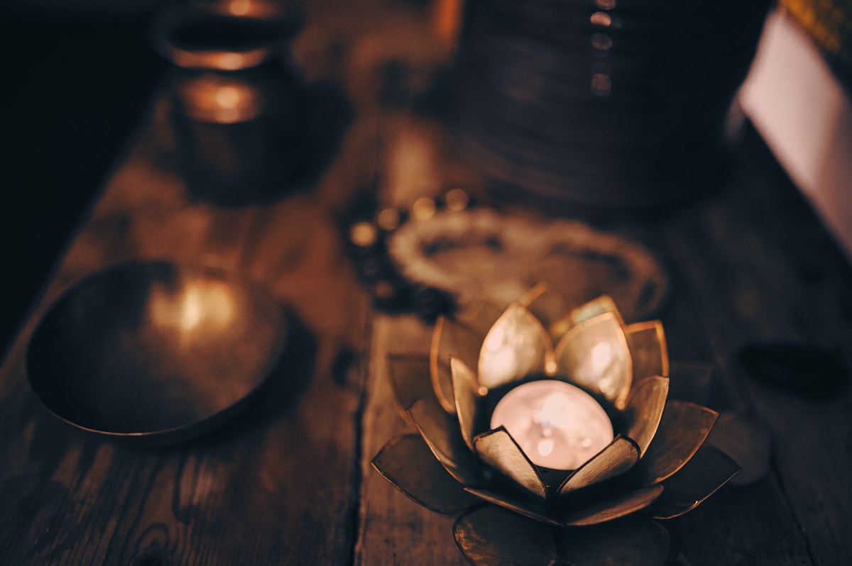 Fleurs de lotus en céramique sur un fond sombre.