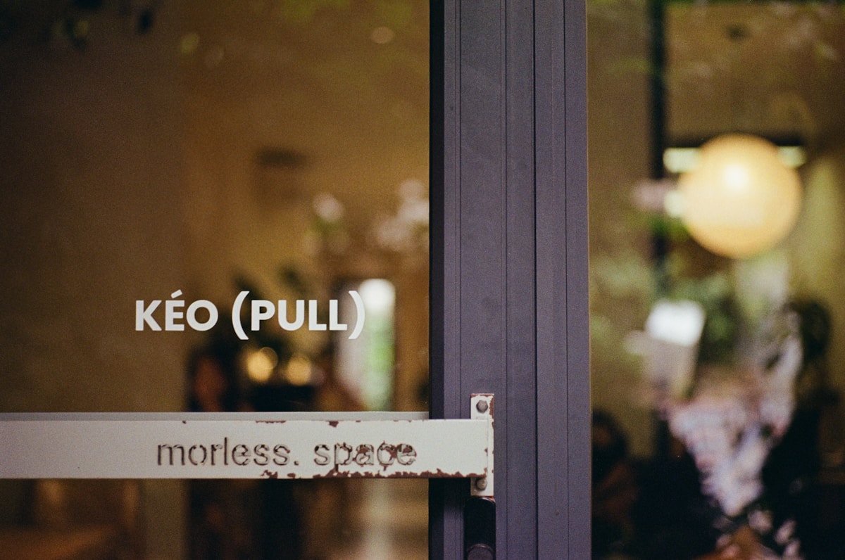 Porte avec inscription "Kéo (pull)" et "morless. space".