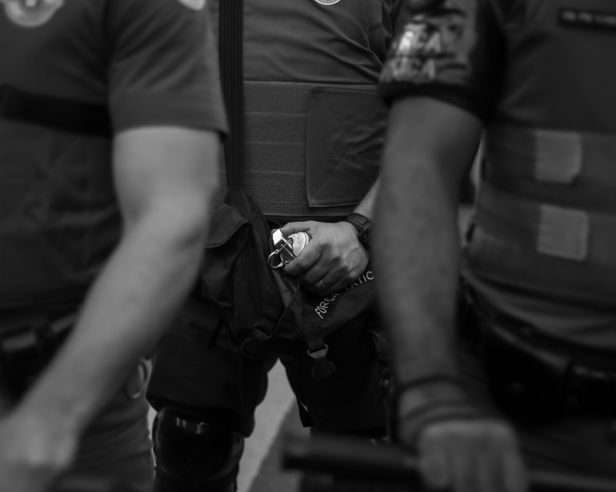Personne en uniforme tenant un objet dans la main.