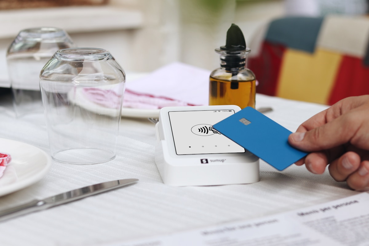 Paiement sans contact, cartes bancaires, appareils électroniques, verres, documents.
