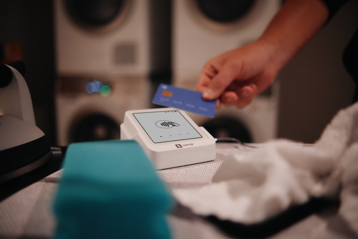 Paiement par carte bancaire sur un terminal sans contact.