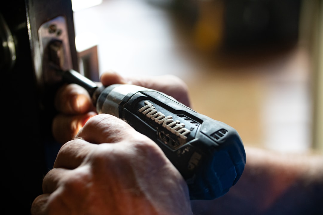 "Perceuse électrique Makita bleue et noire pour réparation serrure après cambriolage urgent"