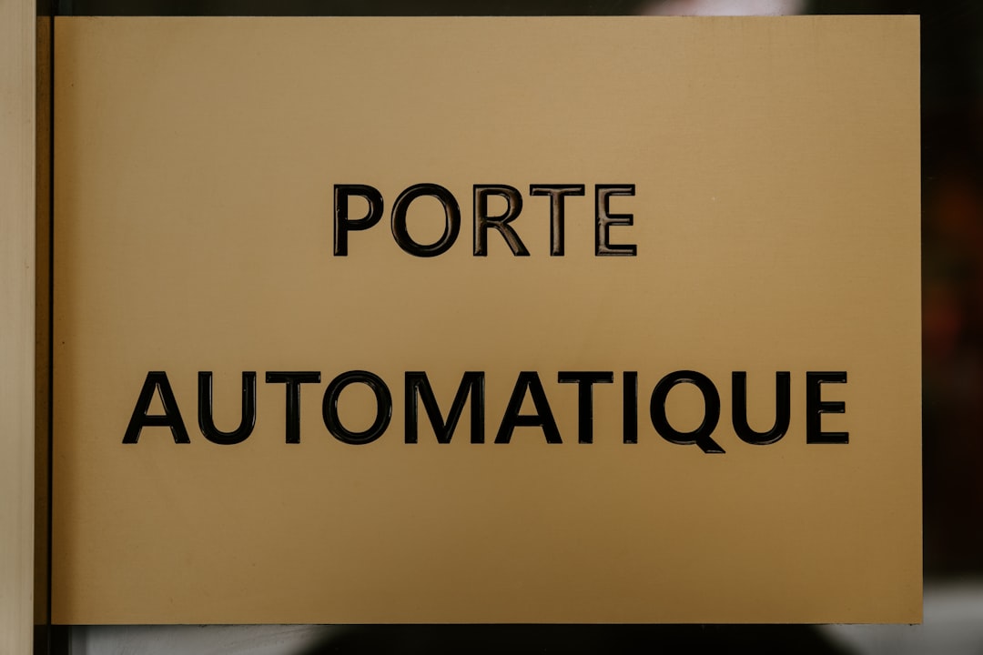 serrurier ouverture porte claquée Lausanne - a close up of a sign that says porte automatique