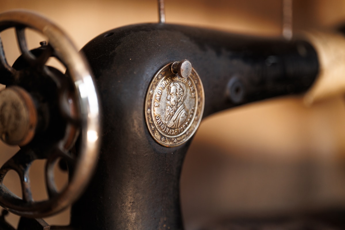 Vieille machine à coudre avec médaille décorative.