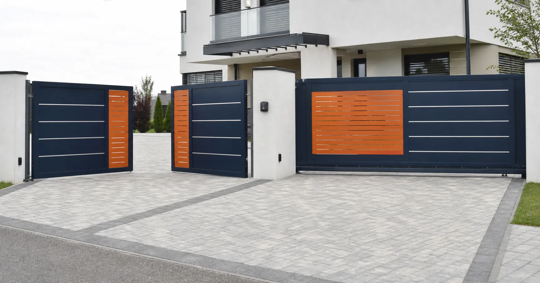 Portail et clôture modernes avec panneaux de couleurs contrastées.