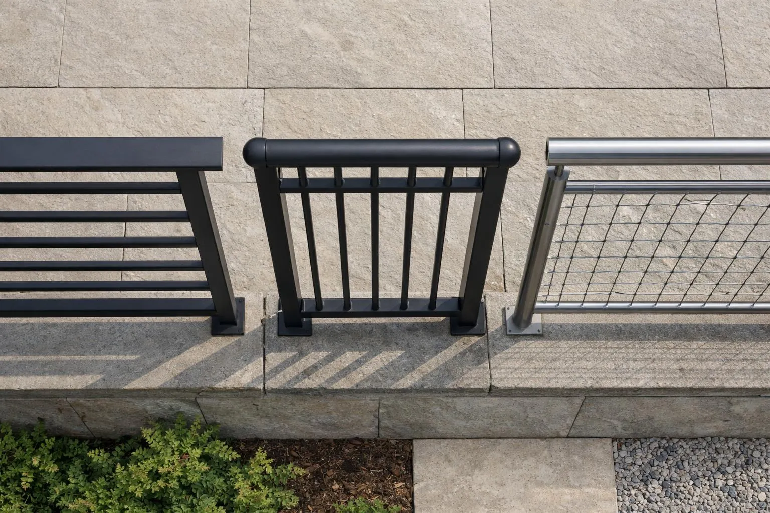 Banc en métal noir avec barreaux verticaux sur terrasse en pierre.