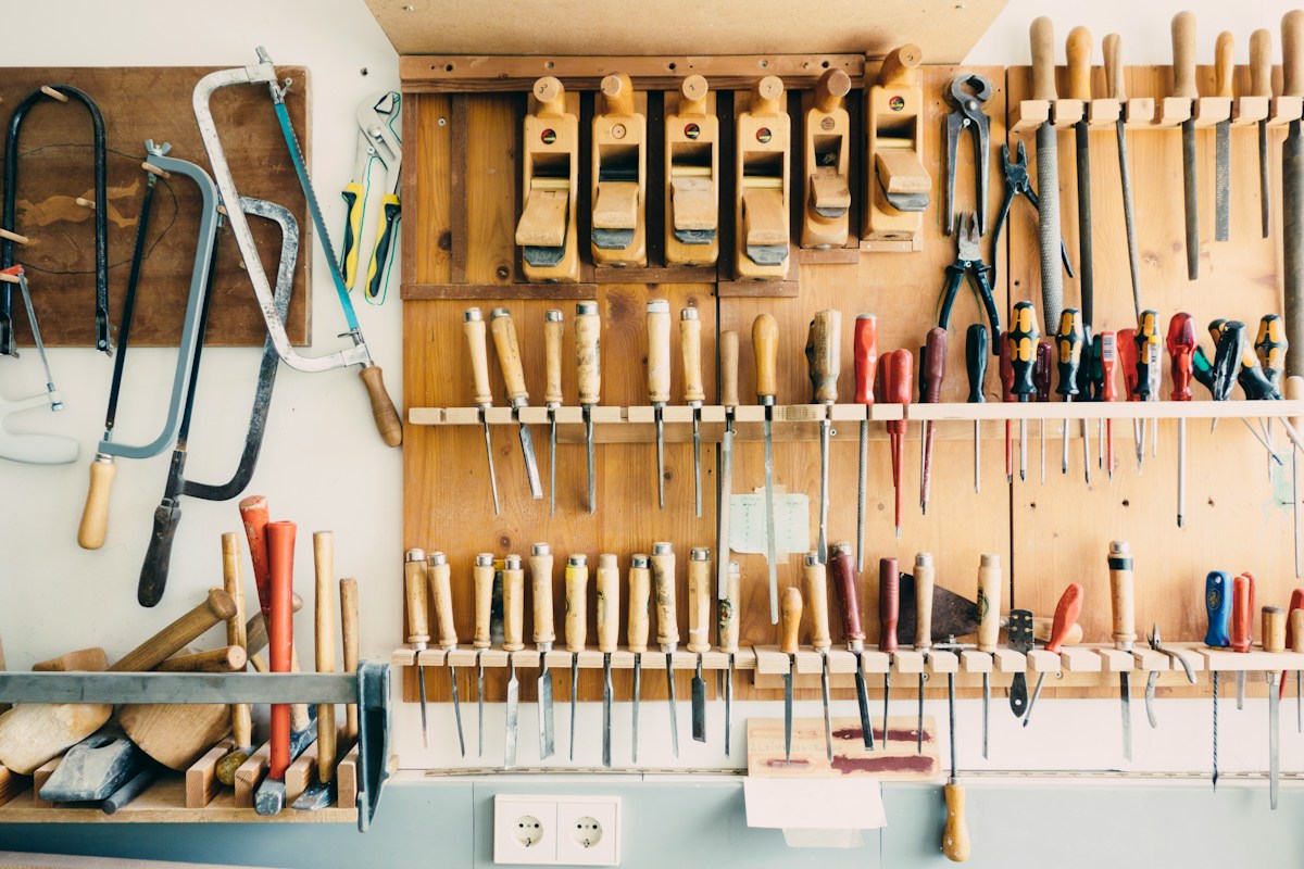 Mur d’atelier avec scies, rabots, marteaux et tournevis rangés