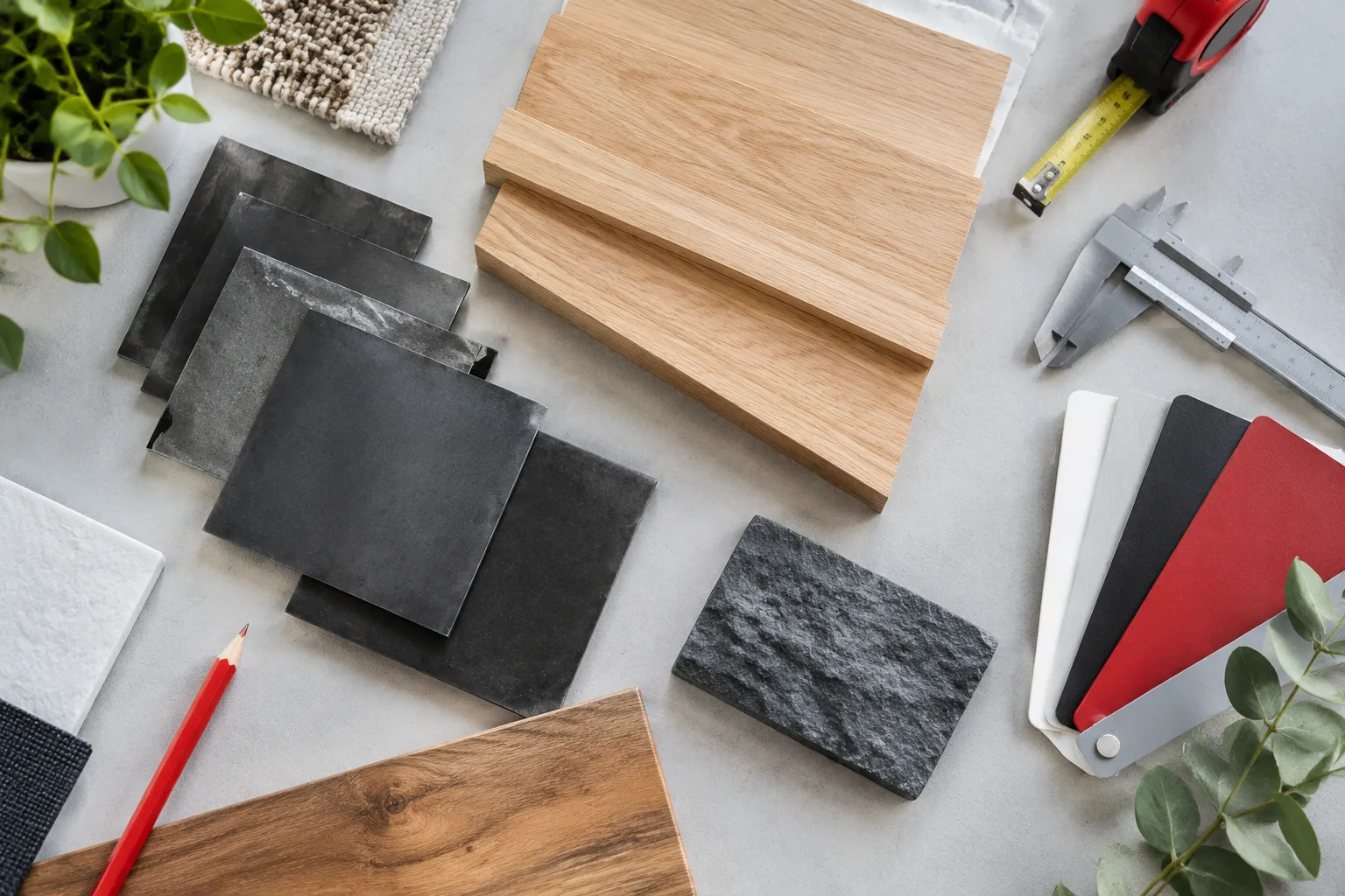 Échantillons de bois, ardoise et matériaux avec outils de mesure