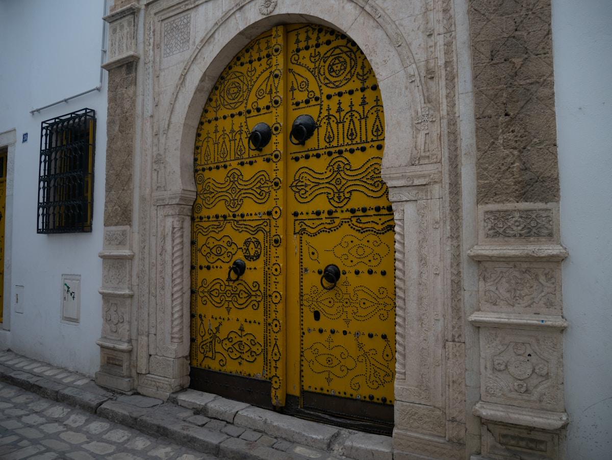 Porte ornementée de motifs géométriques jaunes et noirs.