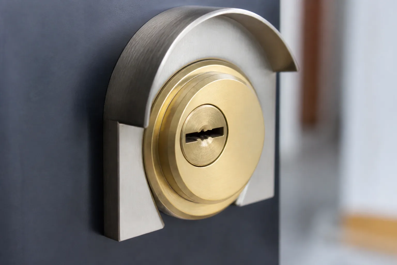 Serrure de porte en métal argenté et doré.