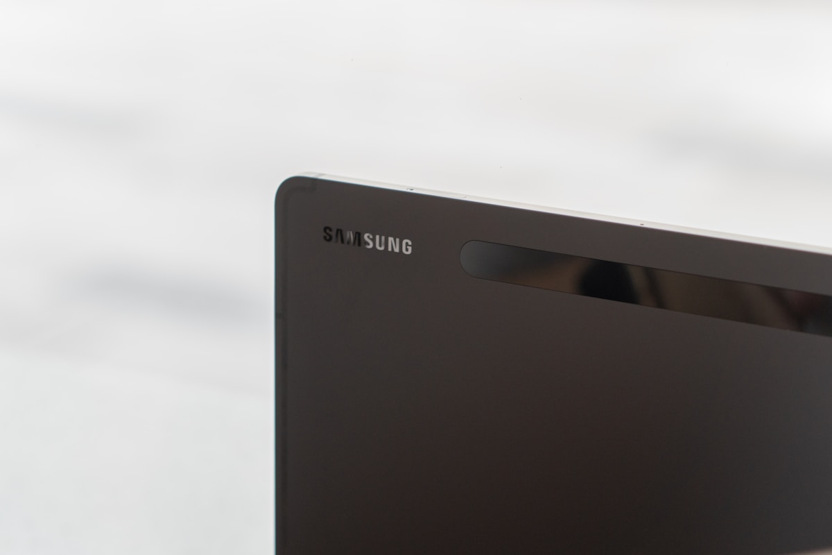 Gros plan sur le logo Samsung sur un appareil électronique noir.