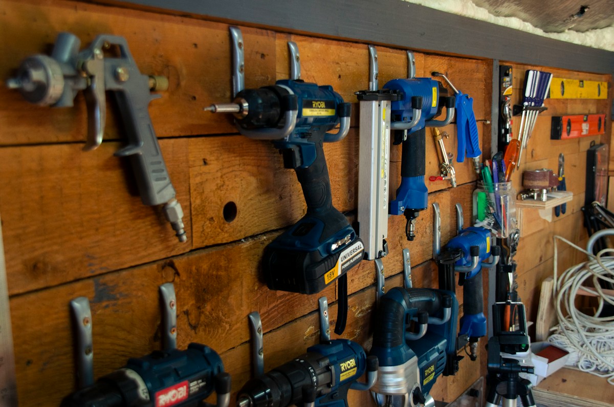 Outils électriques et pneumatique accrochés sur panneau mural en bois