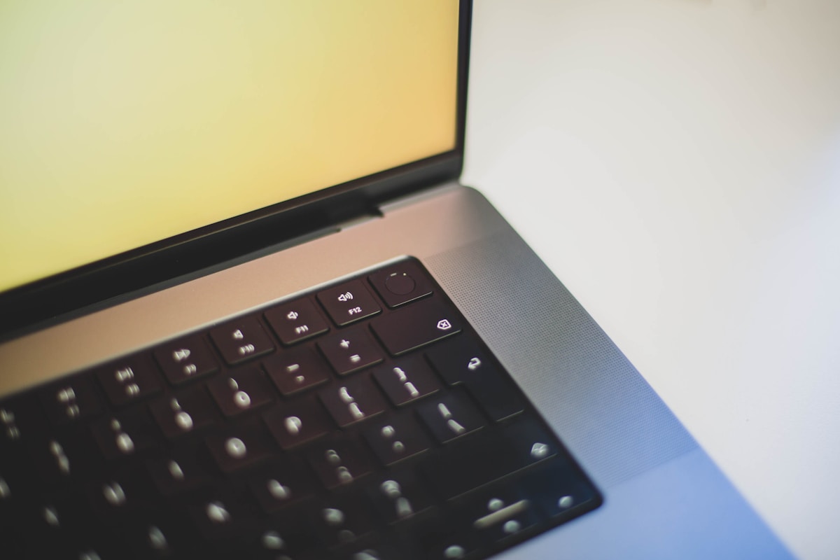 Ordinateur portable avec clavier et écran lumineux.