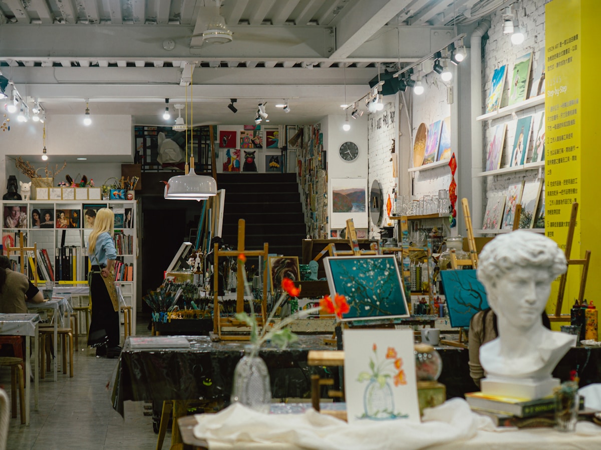 Atelier artistique rempli d'œuvres, de matériel et d'objets décoratifs.