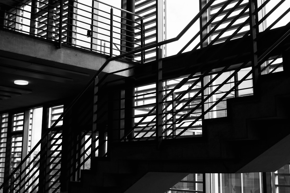 Structure architecturale complexe en noir et blanc.