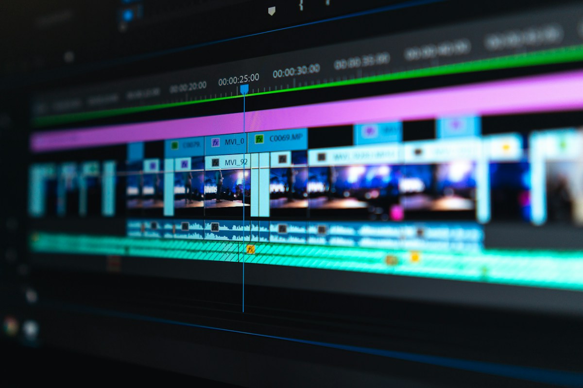 Montage vidéo affiché sur une timeline colorée.