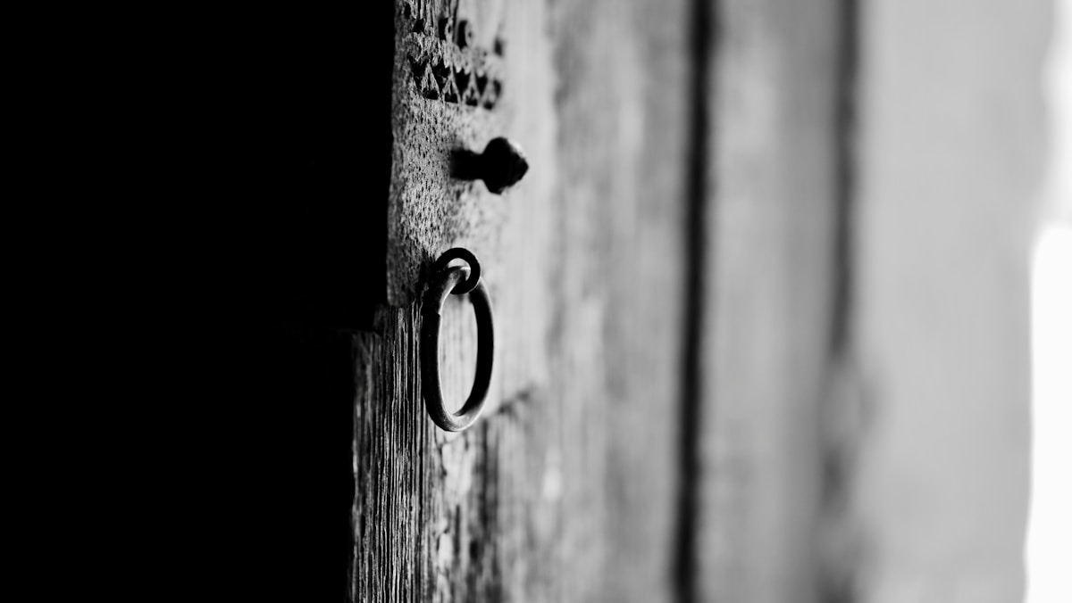 Anneau métallique sur une surface texturée en noir et blanc.