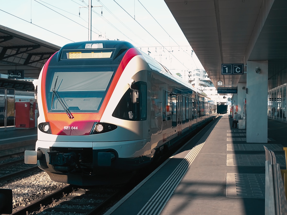 Train de banlieue moderne sur la voie ferrée.