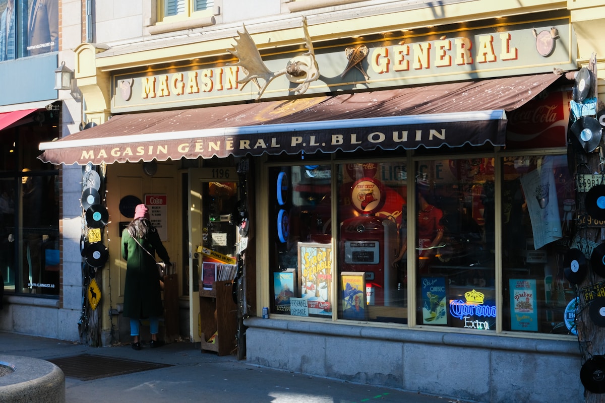 Magasin général pittoresque avec devanture colorée et produits variés.