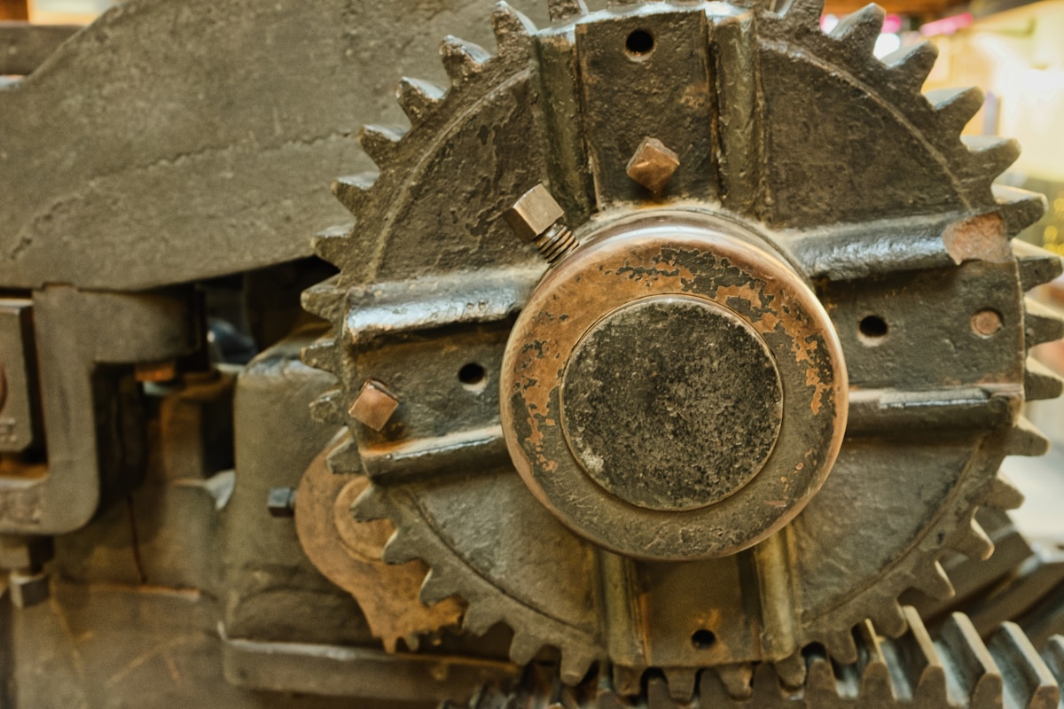 Engrenages rouillés et mécanisme industriel ancien.