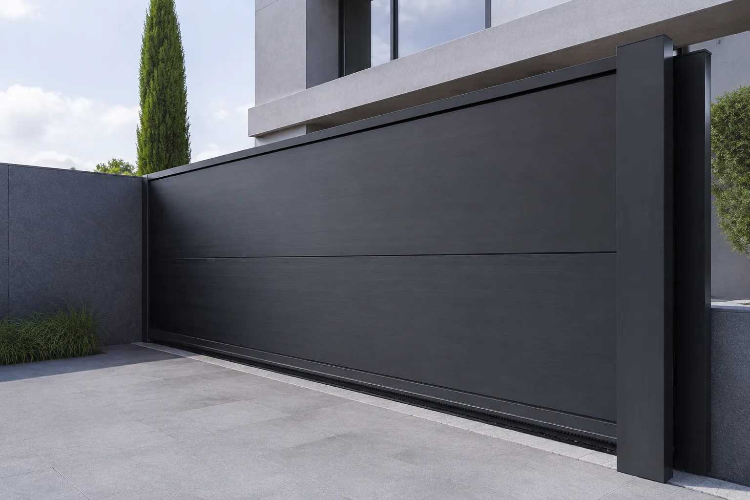 Portail de garage moderne en métal noir mat.