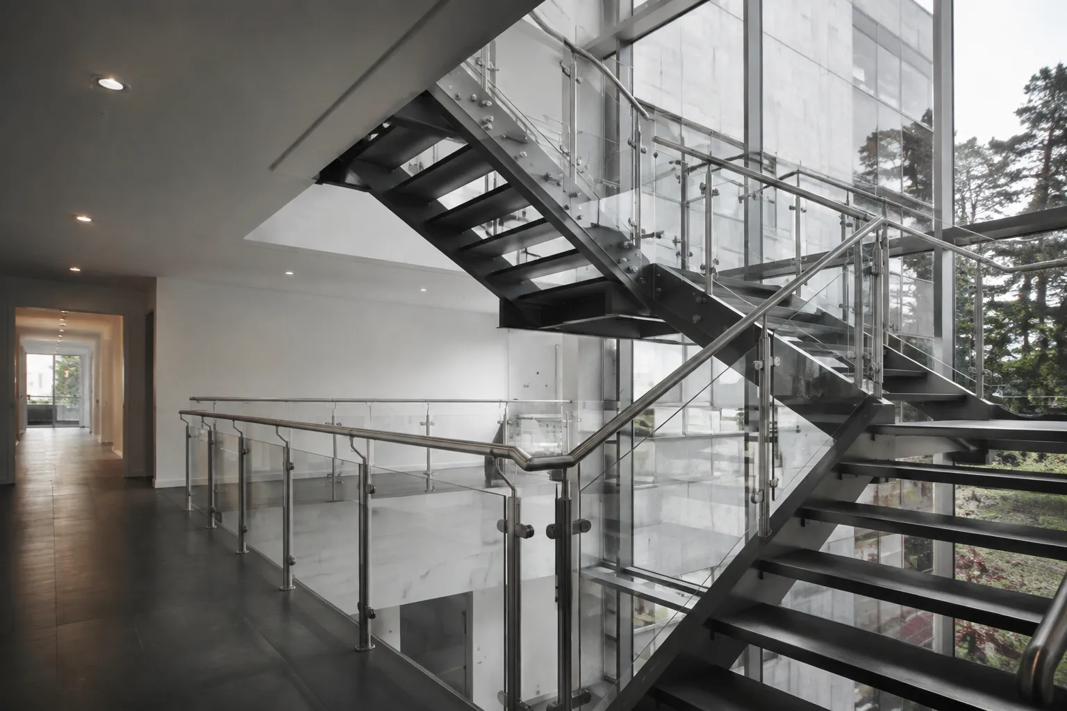 Escalier en métal et verre dans un intérieur moderne.