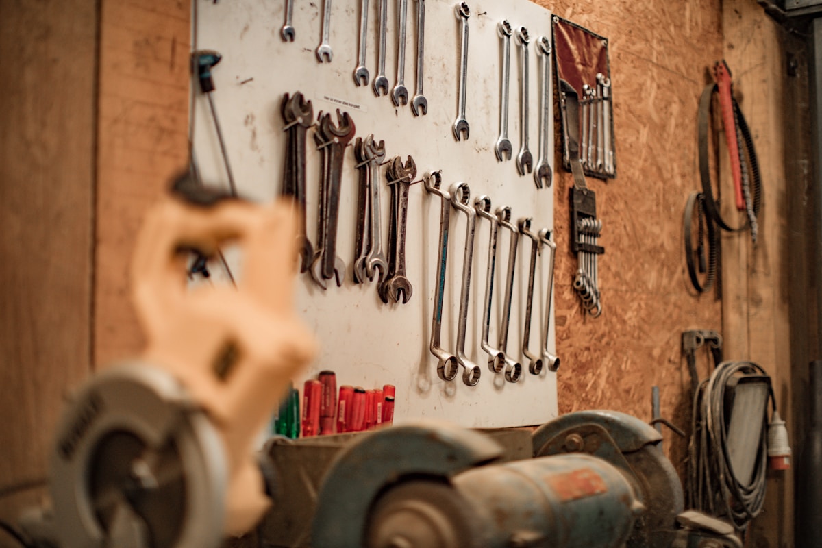 Outils de bricolage et d'atelier rangés sur un mur.