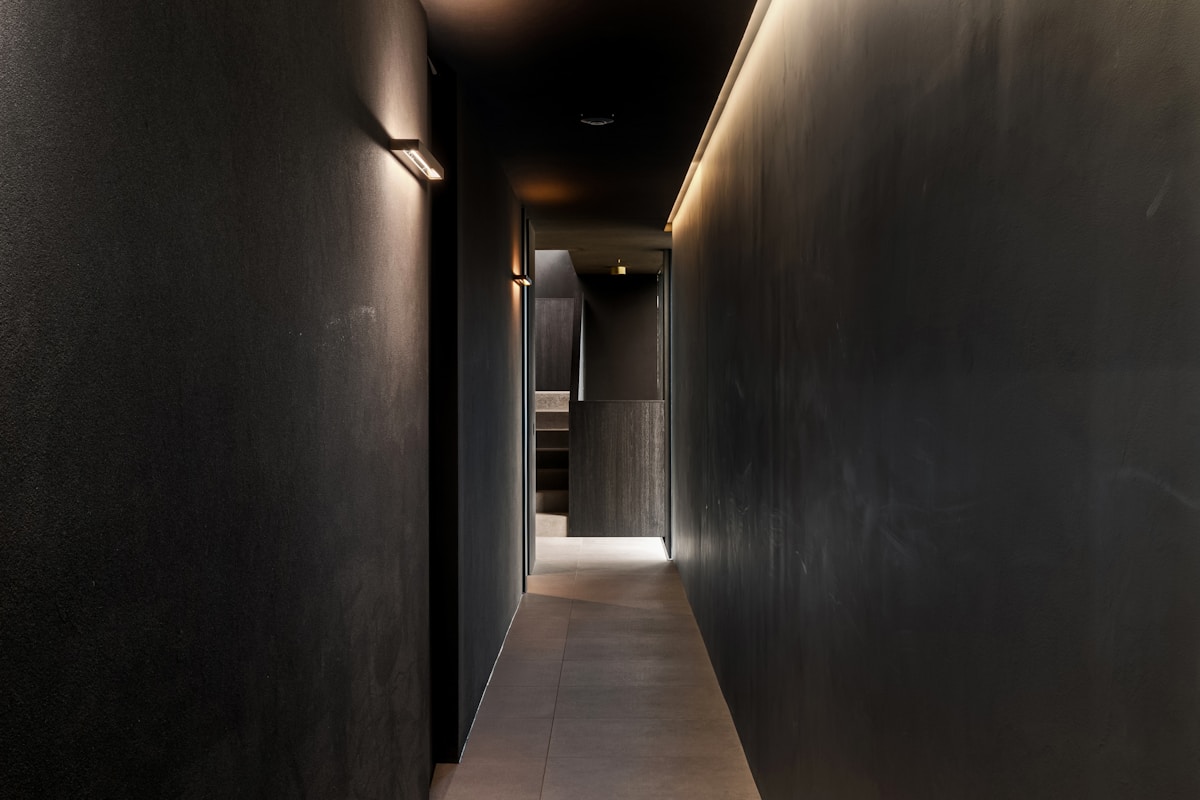 Couloir sombre et étroit avec éclairage tamisé.