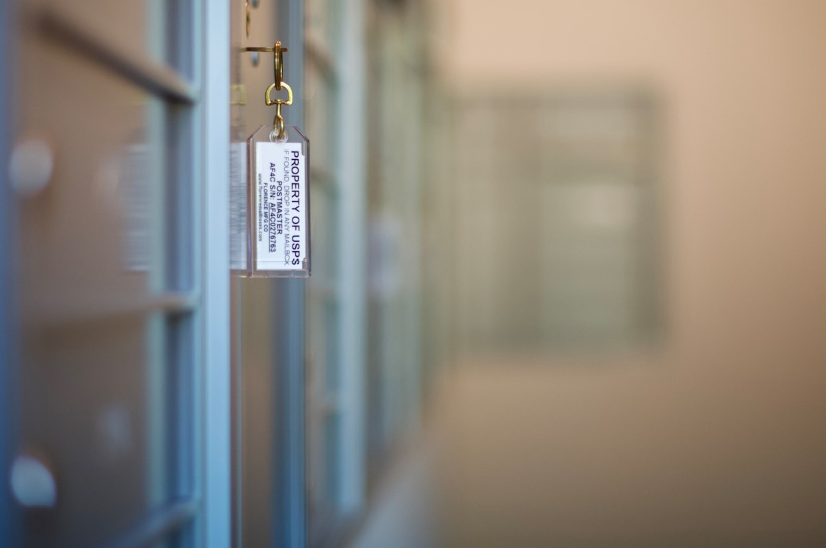 Étiquette de propriété suspendue à une fenêtre.