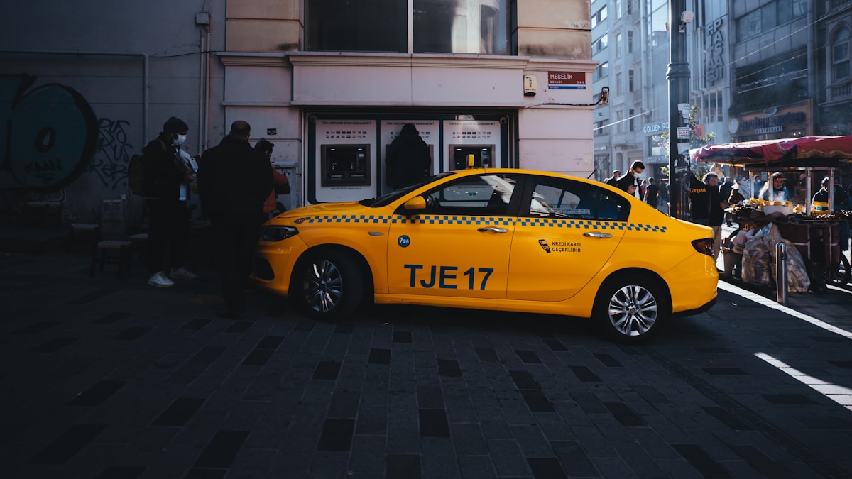 Taxi jaune typique de New York dans une rue animée.