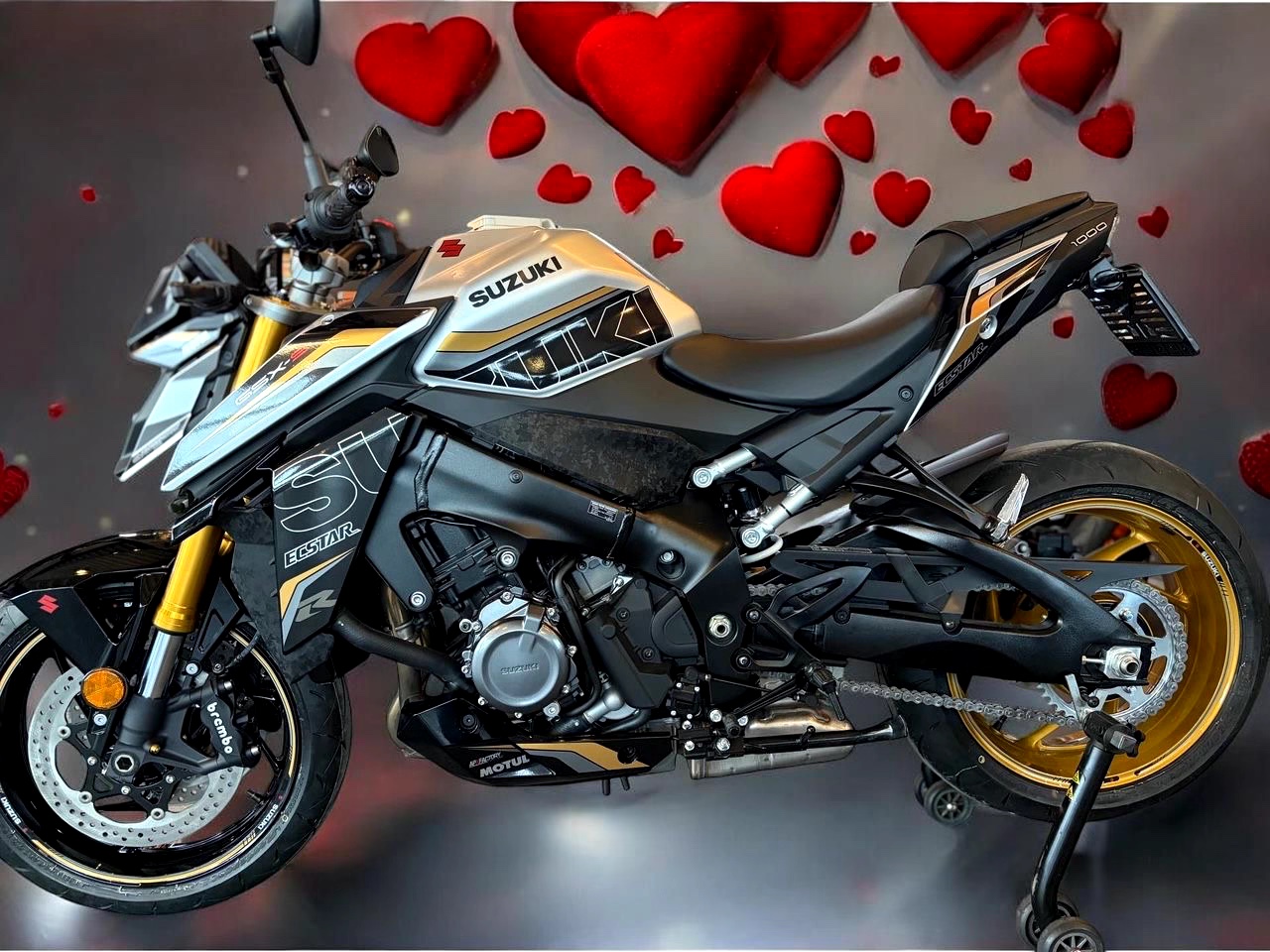 Une personne tenant un stylo blanc et une tablette noire.